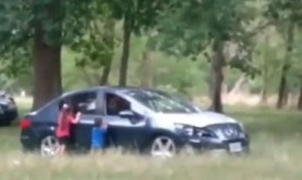 Doi părinți şi-au scos copiii din maşină ca să întreţină relaţii sexuale, într-un parc
